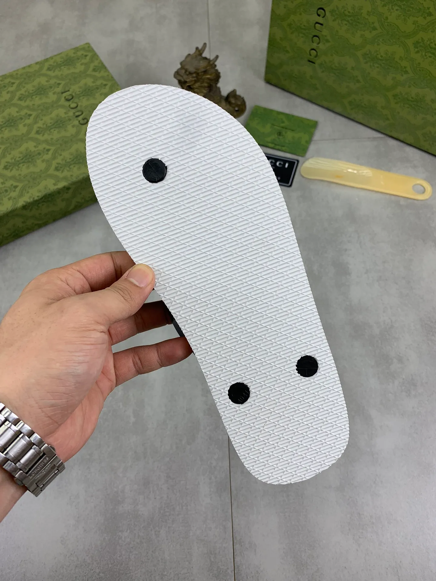 Men's men's shoes 💰P220💰【New style】🆘【GUCCI】Official website's popular Gucci adult couple 🧑‍🤝‍🧑 style, children's flip-flops are on sale at the counter simultaneously! Original fabric imported from Italy. Original bottom provided by the original factory. Size: Adult 36-45. Children’s size: 30-37. Multiple colors available.